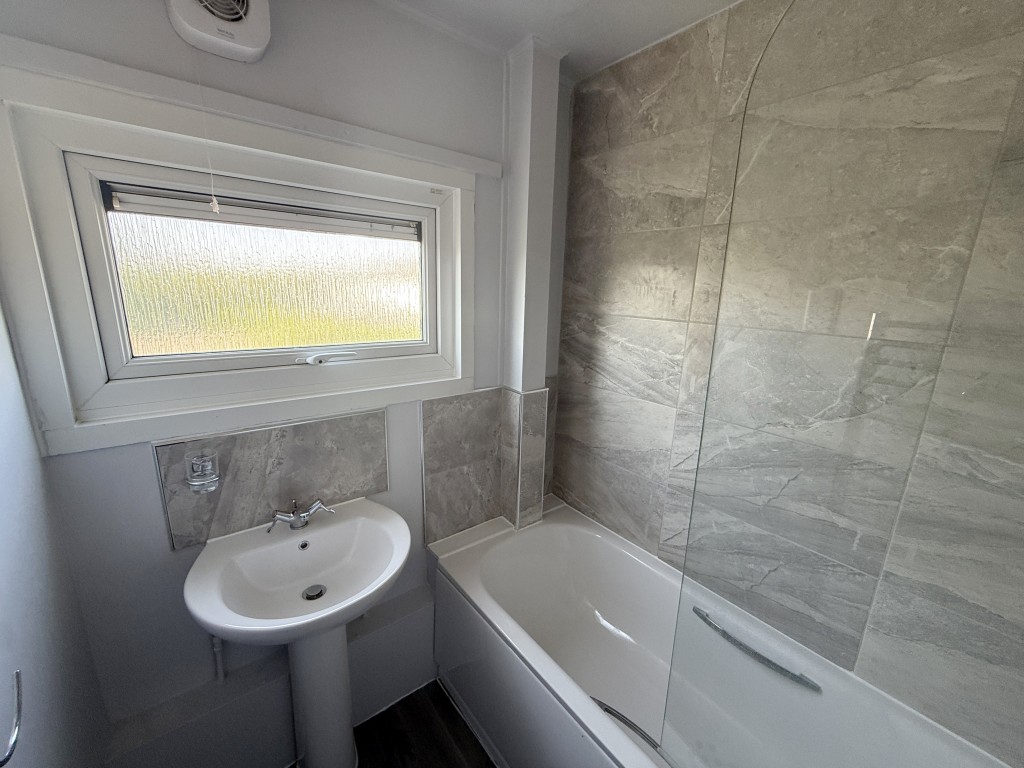 Lot: 15 - HOUSE IN NEED OF IMPROVEMENT - Bathroom in House in Need of Improvement